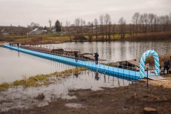 В России построили пластмассовый мост через реку Фото