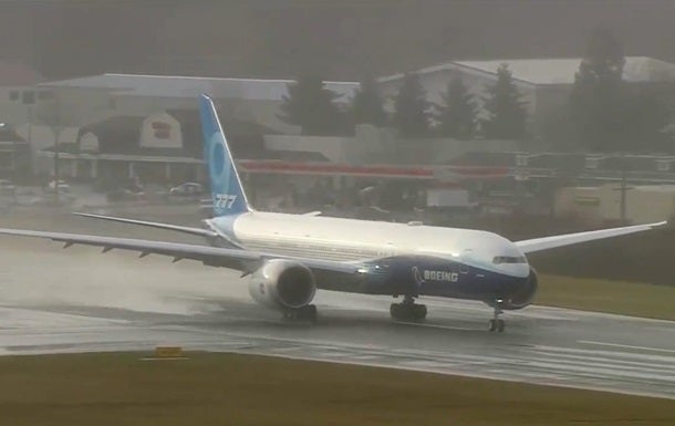 Boeing 777X совершил первый полет
