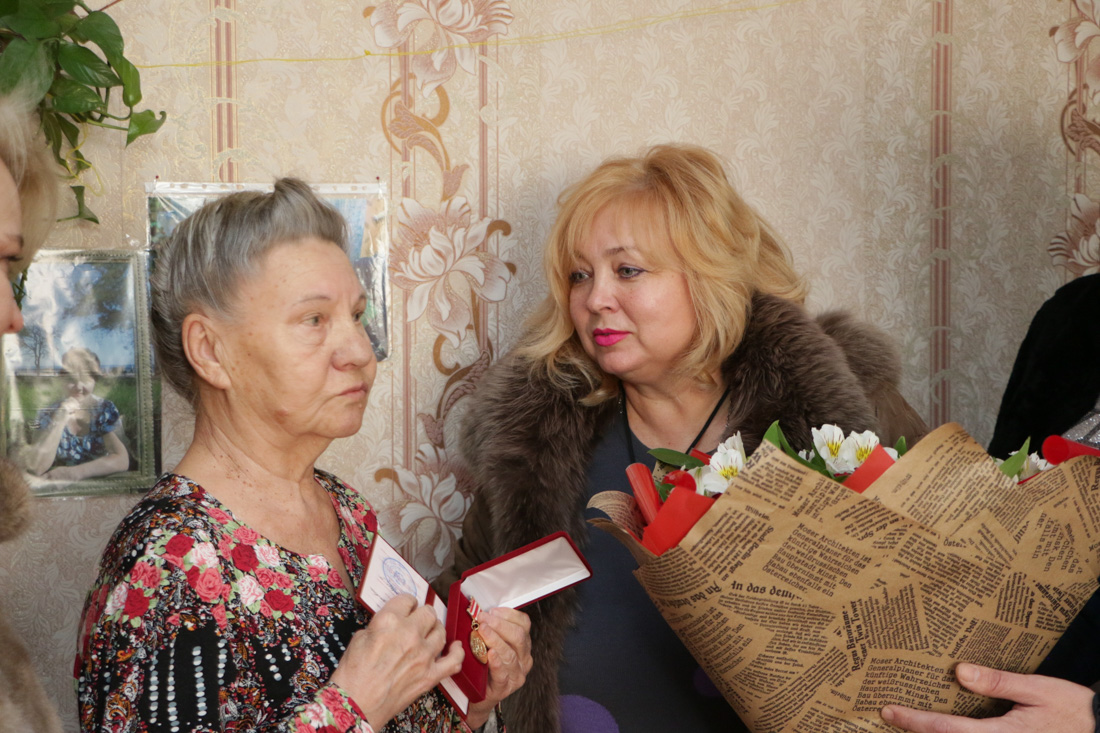 Цветы для ветерана в газете со шрифтом «Немецкая готика» - "ЕдРо" бросает подачки блокадникам