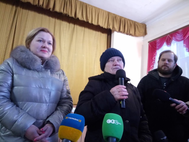 Нардеп Брагар обманул  - обещал приехать к бабушке с собакой, но не приехал. Его ждали всем селом