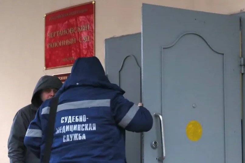 В РФ судья дочитала приговор после того, как сотрудник ФСИН застрелился: подробности