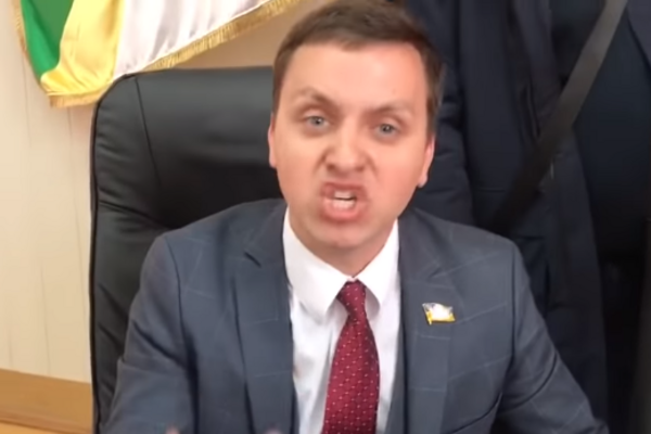 ЗЕбил обливал депутатов и прыгал по столам: новые видео беспредела "слуги народа" в Мелитополе