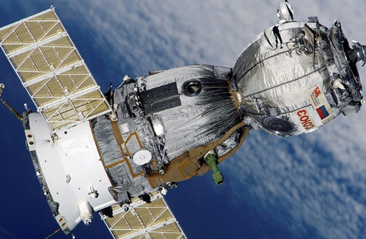 В РФ запатентовали заклеивание дыр в корпусе космического корабля при помощи салфетки и клея