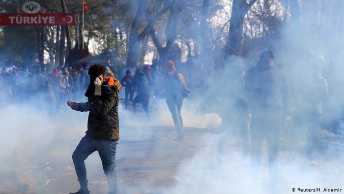 Стреляют, бросают камни и жгут костры: что происходит на границе Турции после обострения в Сирии