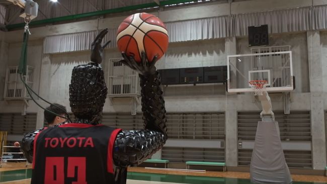 Терминаторы уже с нами: робот-баскетболист показал удивительную точность бросков, видео