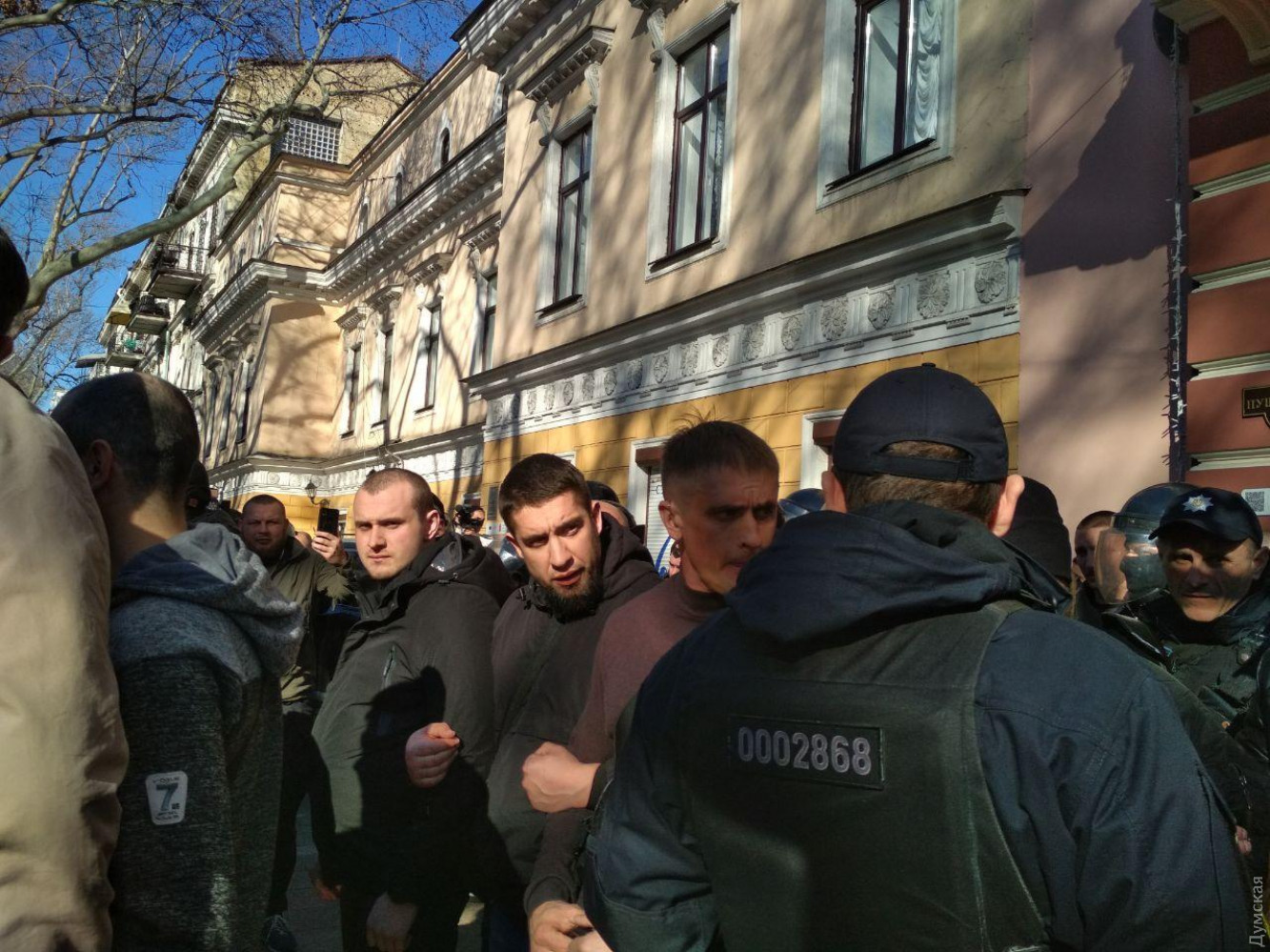 "Геть Медведчука!" - в Одессе взяли в осаду гостиницу "Бристоль" с депутатами "ОПЗЖ" внутри, произошли столкновения - видео