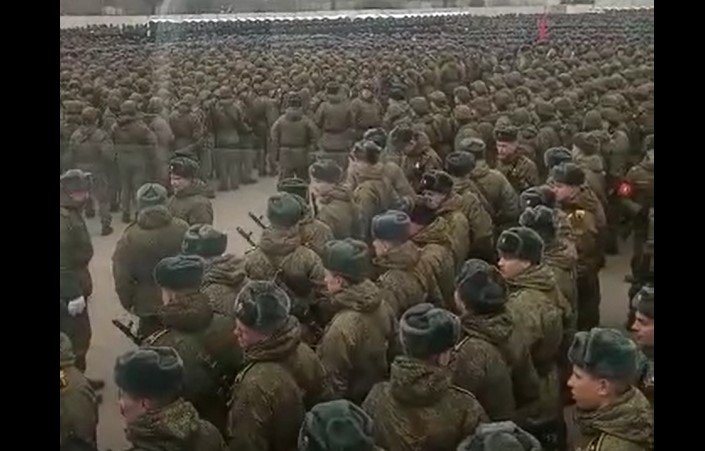 «И ни одного в маске, все здоровые, б#ять»: В Москве 15 тыс. солдат участвовали в подготовке к параду