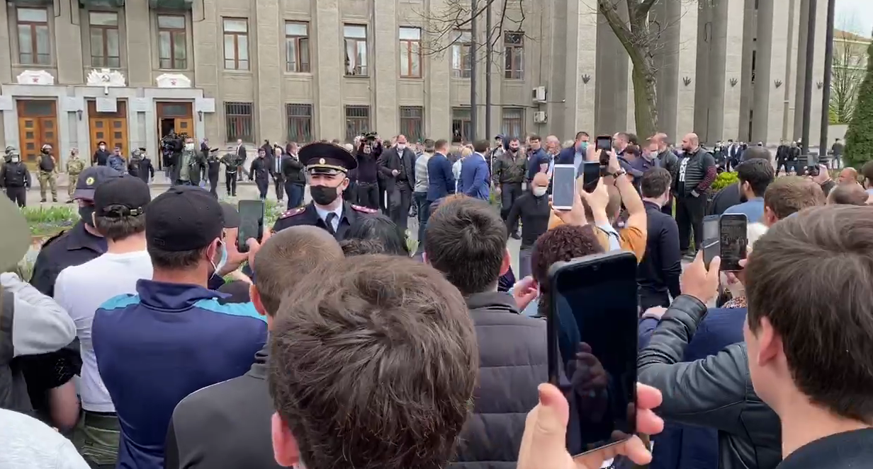 ❗️ В центре Владикавказе "голодный" бунт против властей РФ - ОМОН и Росгвардия разгоняет и арестовывает протестующих