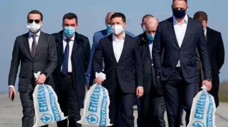 «Вова, Вова, смотри какой самолётик летит!»