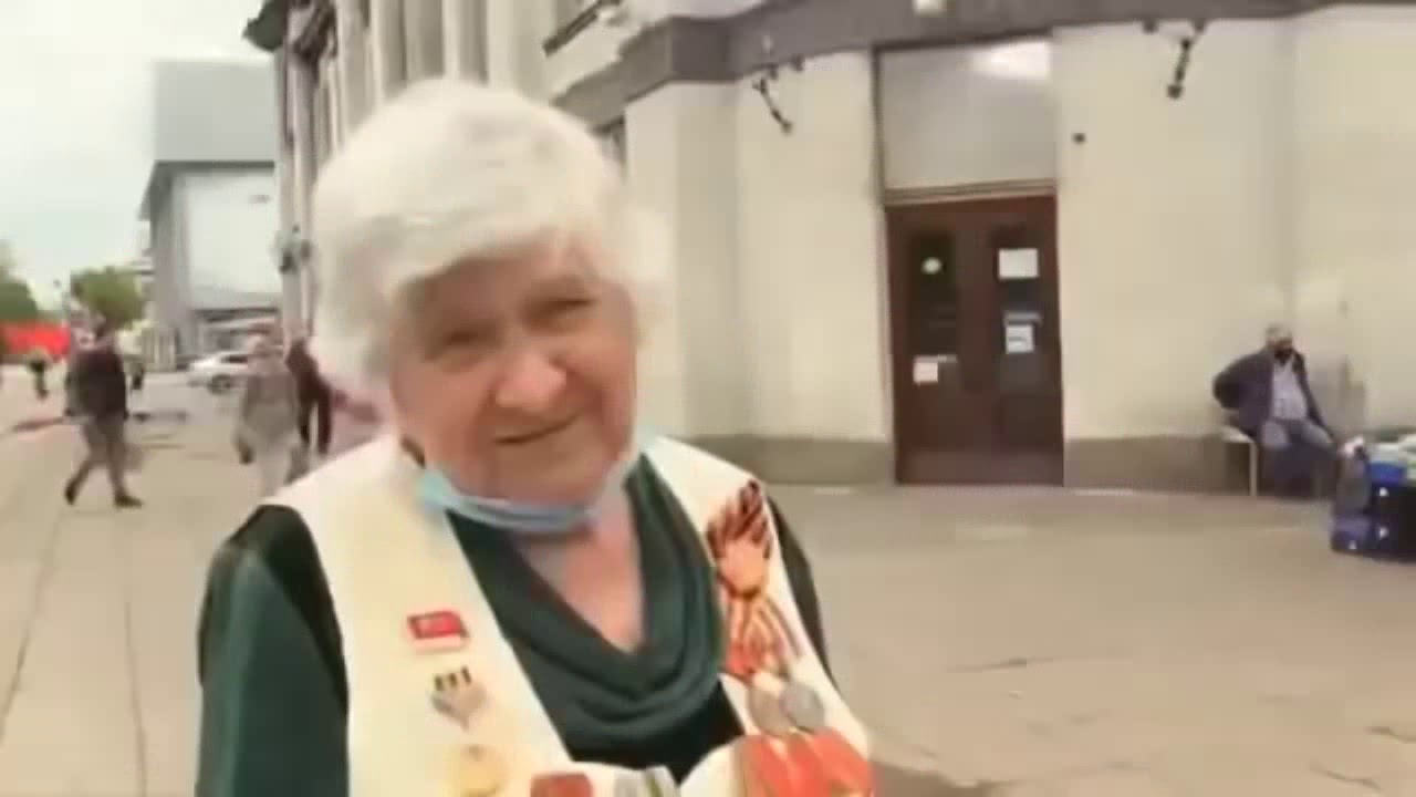 Пенсионерка из России: "Иди сюда! Это не мы его выбирали, это Ельцин его посадил", видео
