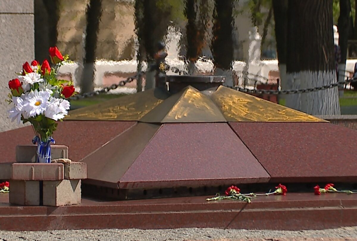 В Кронштадте компания устроила барбекю на Вечном огне