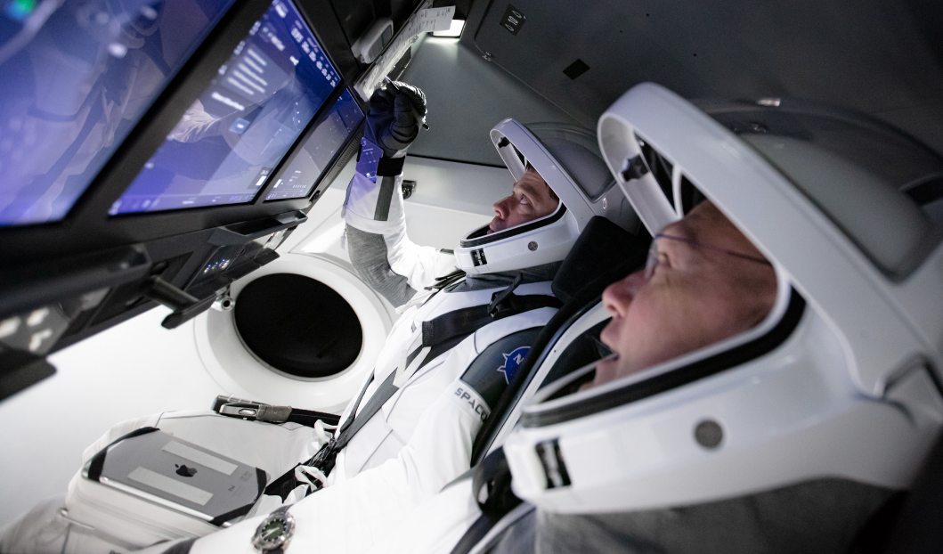 SpaceX готовится впервые отправить астронавтов на МКС, но в российских СМИ об этом не напишут – блогер