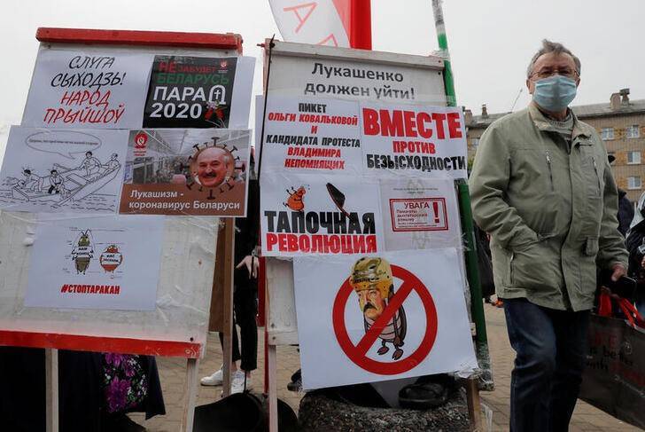 Белорусы выходят на пикеты с тапками, которые символизируют их намерение избавиться от Лукашенко. Его сравнивают с тараканом