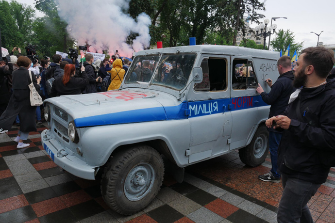 Под Радой требуют уволить Авакова и подожгли «милицейский бобик»