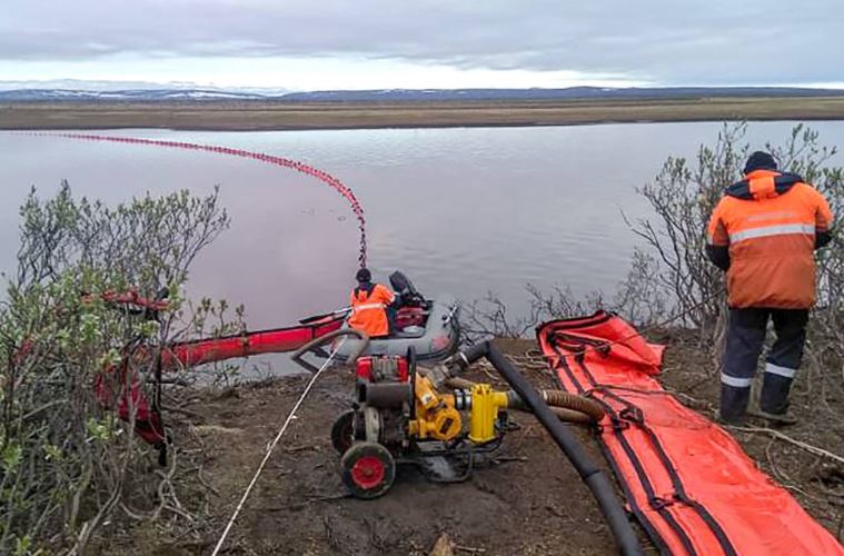 После катастрофы в Норильске России предрекли "нефтяную чуму"