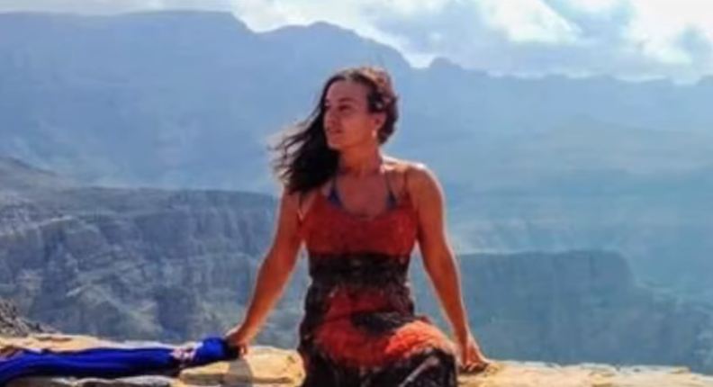 В Донецке похитили жену испанца после того, как она сняла с балкона повешенный боевиками триколор