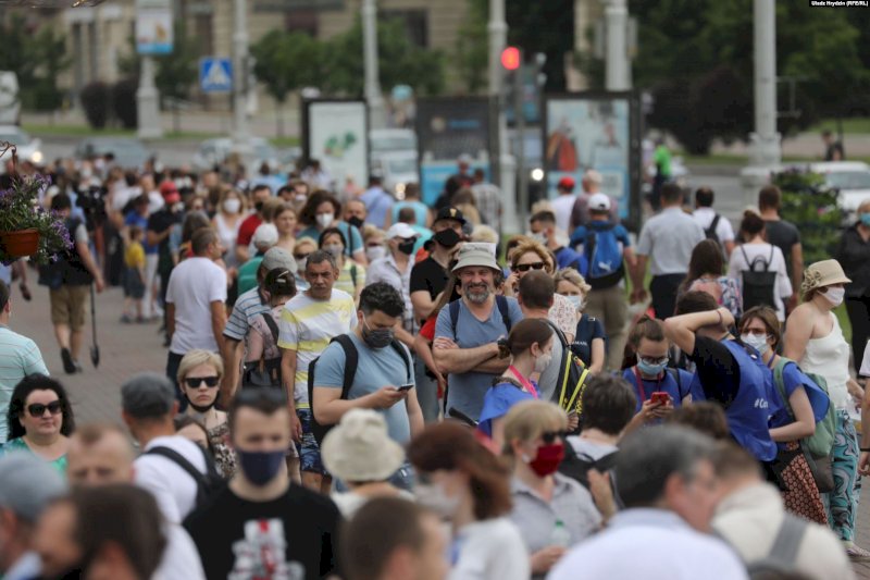 В Минске сторонники оппозиции более шести часов стояли в живой цепи в знак протеста. Видео