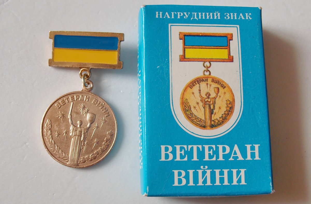 Участникам ООС теперь выдают пластмассовые медали