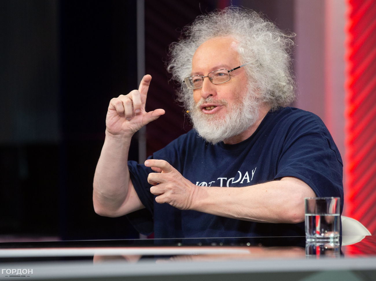 Лукашенко взял Путина за пуговицу и сказал: "Я согласен". Путин растерялся: "На что?" – "На все! Давайте так: вы президент, я – вице-президент, а на следующий год наоборот"