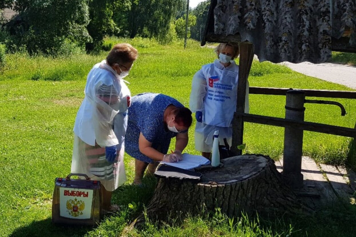 В РФ официально разрешили голосовать "на пеньках"