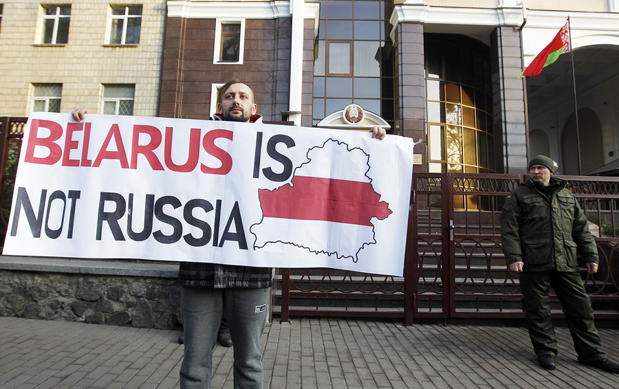 Беларусы не хотят в объятия "старшего брата"