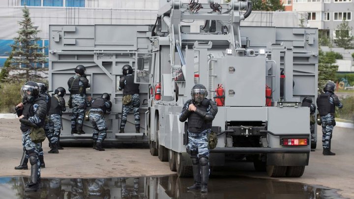 В России были замечены "автозаки" без опознавательных знаков и номеров, которые двигались в сторону границы с Беларусью