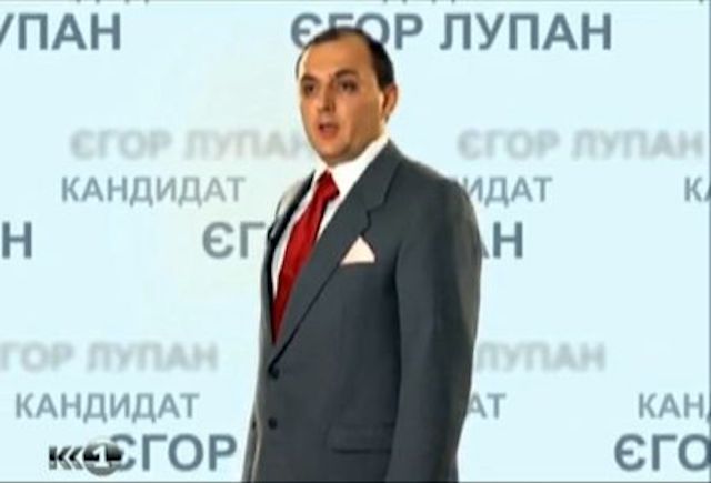 Не в бровь ...