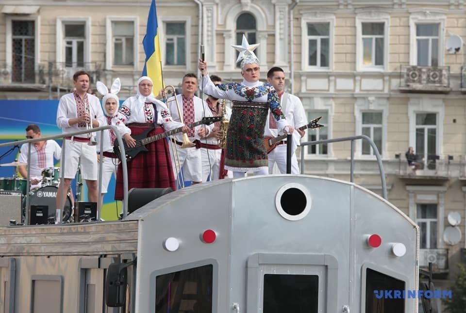 Возле вагона Сердючки ему комфортнее: Порошенко пообещал заставить Зеленского провести военный парад