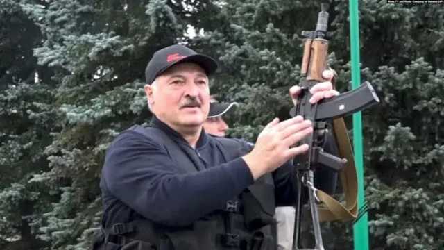 У уголовников есть правило: не свети нож, бей сразу. Судя по шоу Лукашенко и сына, эти ссыкливые фраера хотят взять протестующих на понт