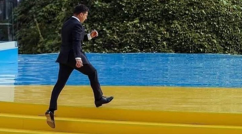 ❗️ До этого флаг Украины топтали только наши враги ...