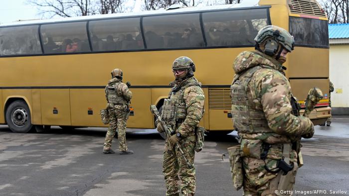 "Отдаем боевиков – получаем уголовников". Что присходит с обменом пленными и почему власть пиарится на беде
