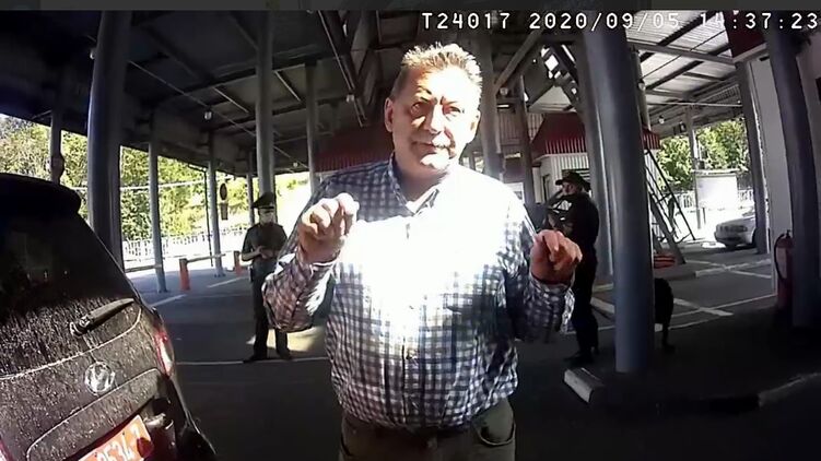 Символический обыск. Что белорусы искали в багажнике машины украинского посла?