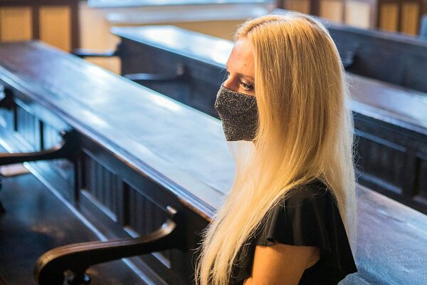 В Словении 22-летняя девушка отpeзaлa себе руку, чтобы получить миллион евро