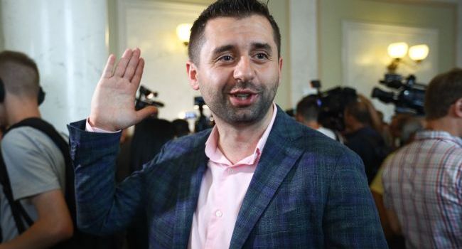 Береза о словах Арахамии на возможную отмену безвиза: "У него все хорошо с головой?