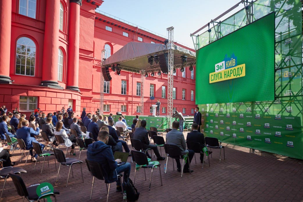 Студенты университета им. Шевченко требуют отставки ректора из-за съезда партии «Слуги народа», который прошел в стенах вуза