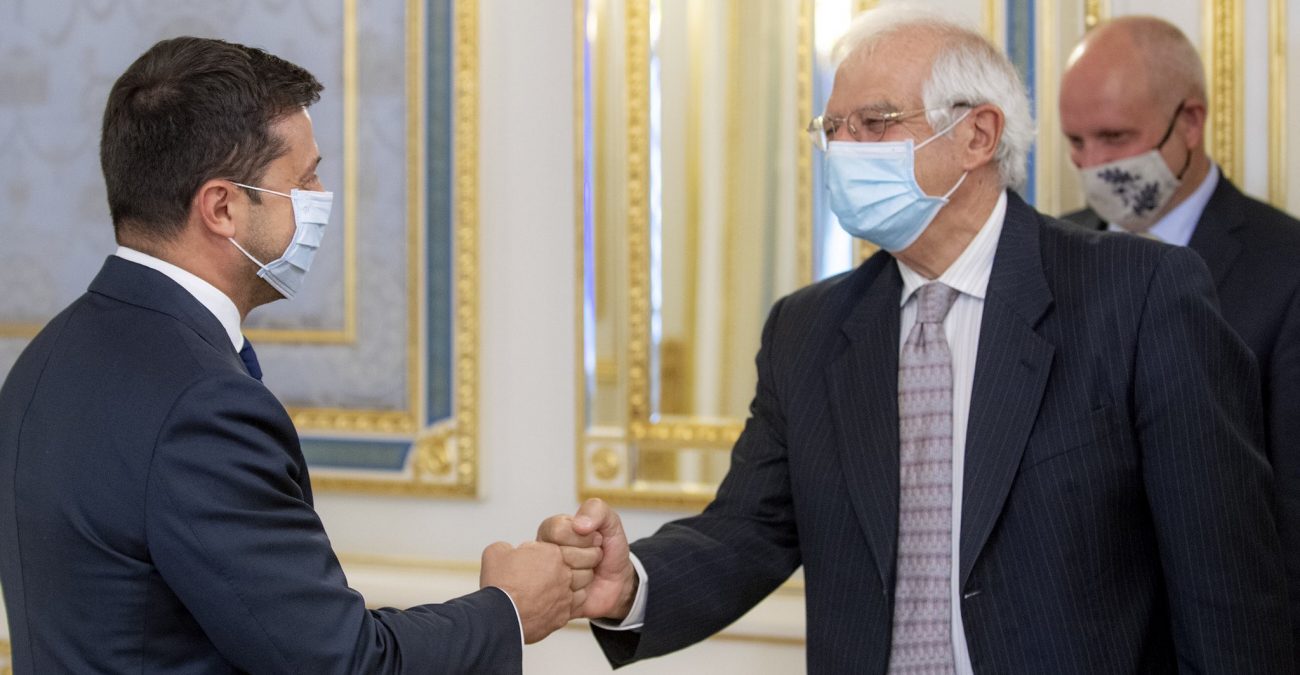 Денег нет, но вы держитесь. Хотя нет. Деньги есть, и много. Но вам пока не дадим, потому что вы украдете