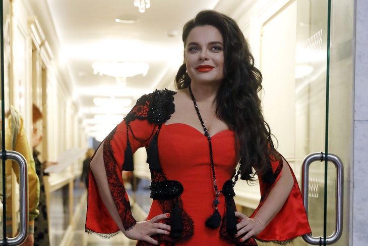 "Он оказался не тот". Королева спустя 10 дней после заявления мужа об измене презентовала трек "Красная помада". Видео