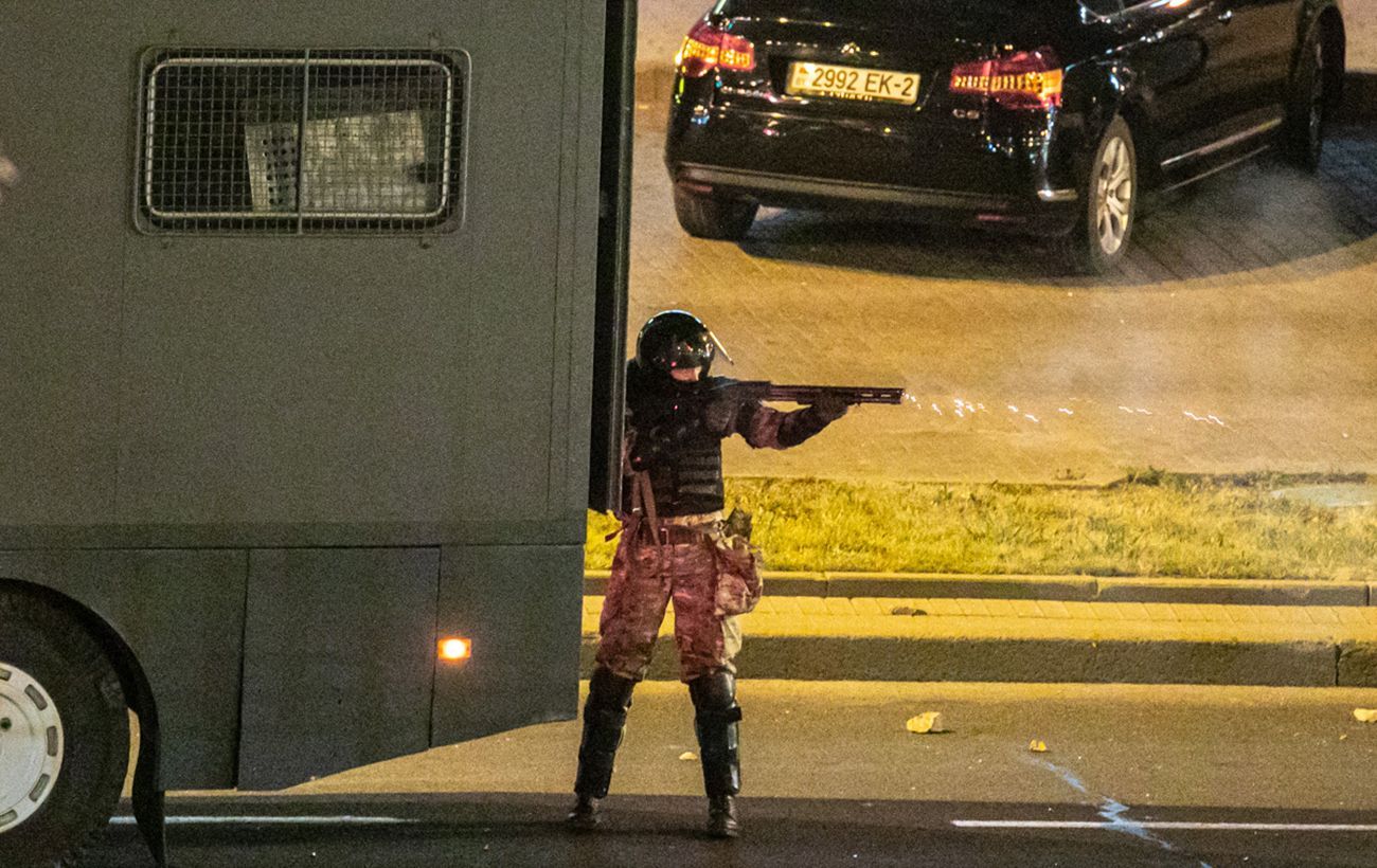 По митингующим в Беларуси будут стрелять из боевого оружия: принято шокирующее решение, видео