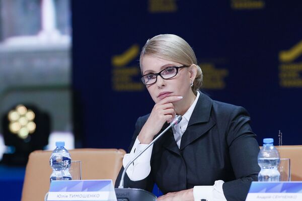 В стране армагеддон, а внимание украинцев переключают на потешные опросы, – Тимошенко