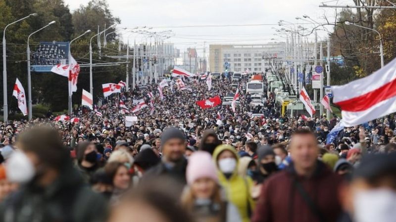 Беларусь вышла на "Партизанский марш": силовики стреляли резиновыми пулями, прошли задержания