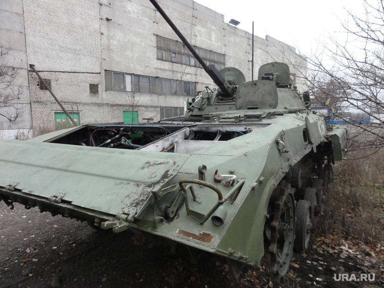 В России пьяные срочники на БМП сбились с пути и разнесли бетонный забор аэропорта: видео