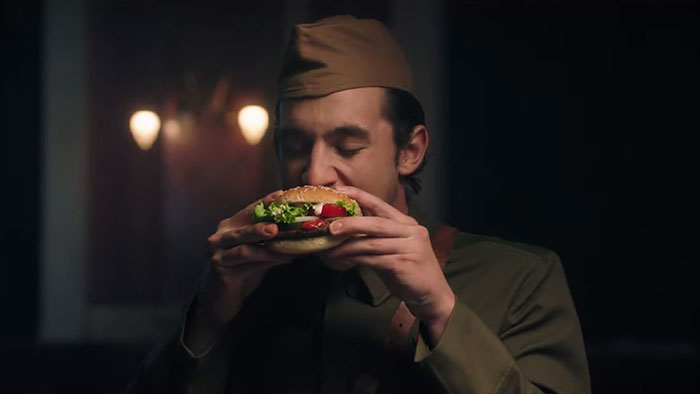 В сети показали рекламу Burger King, которая так и не вышла - людям грустно, ведь там целый сюжет в СССР