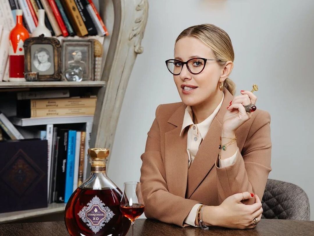 "Если бы мне платили каждый раз, когда Соловьев в эфире врет". Собчак сняла клип о российском пропагандисте