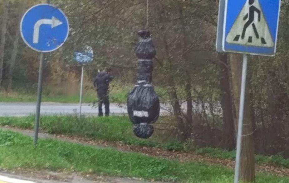 В белорусском Бресте развешали "трупы" силовиков. ФОТО