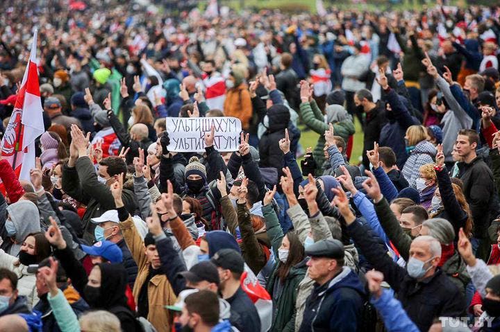 ✔️ В Минске отключили интернет, стянули спецназ и военную технику. Митинги разгоняли шумовыми гранатами. ВИДЕО
