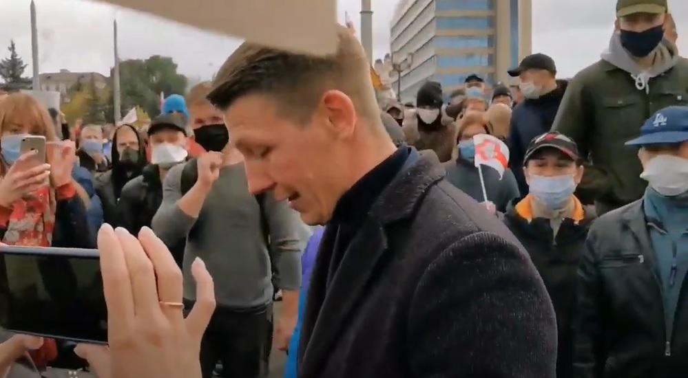 На акции протеста в Беларуси оплевали пропагандиста и устроили ему "коридор позора": видео