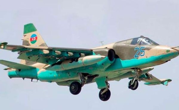 Штурмовик Су-25 ВВС Азербайджана разбомбил армянскую позицию, а второй бомбой добил всех, кто прибежал на помощь. ВИДЕО