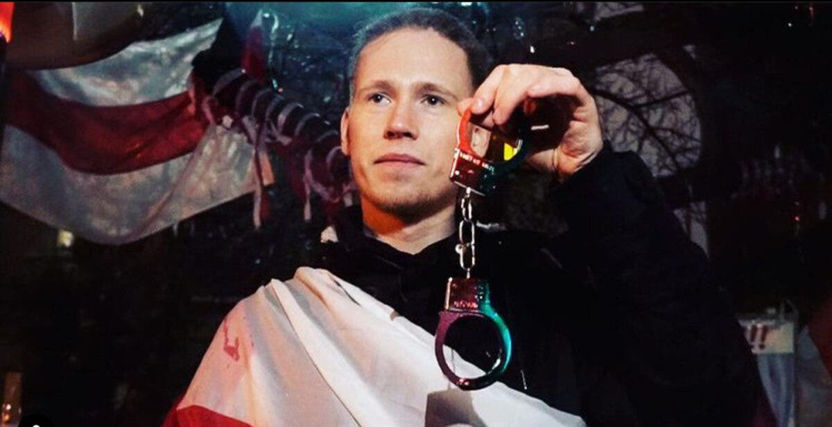 В Киеве белорус 7 часов простоял на коленях и в наручниках, чтобы привлечь внимание Зеленского