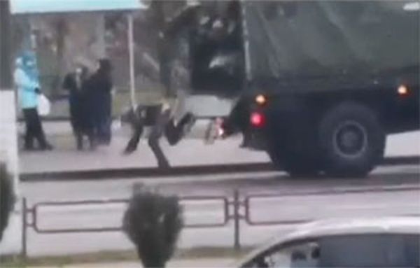Протесты в Минске: в сети появилось видео эпичного падения белорусского омоновца