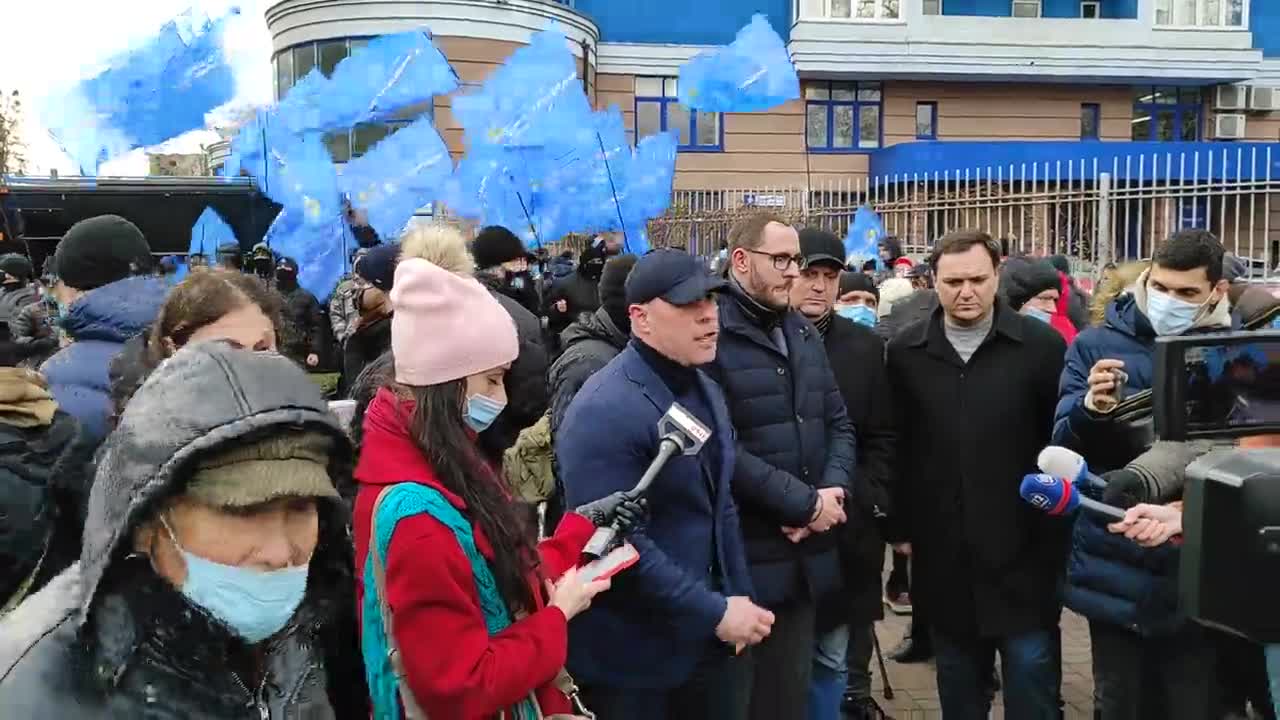 Кива устроил шоу с Украиной на поводке под посольством США: названы расценки массовки. Фото и видео